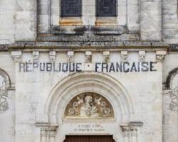 Eglise avec au fronton l'inscription : République française