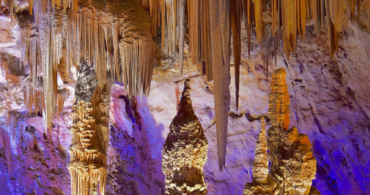 Stalagmite Athena. Wikimedia Commons. Image libre de droits
