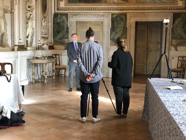 Palais Farnèse. Galerie des Carrache. Tournage EPHE - PSL. Martin Briens, ambassadeur de France en Italie.