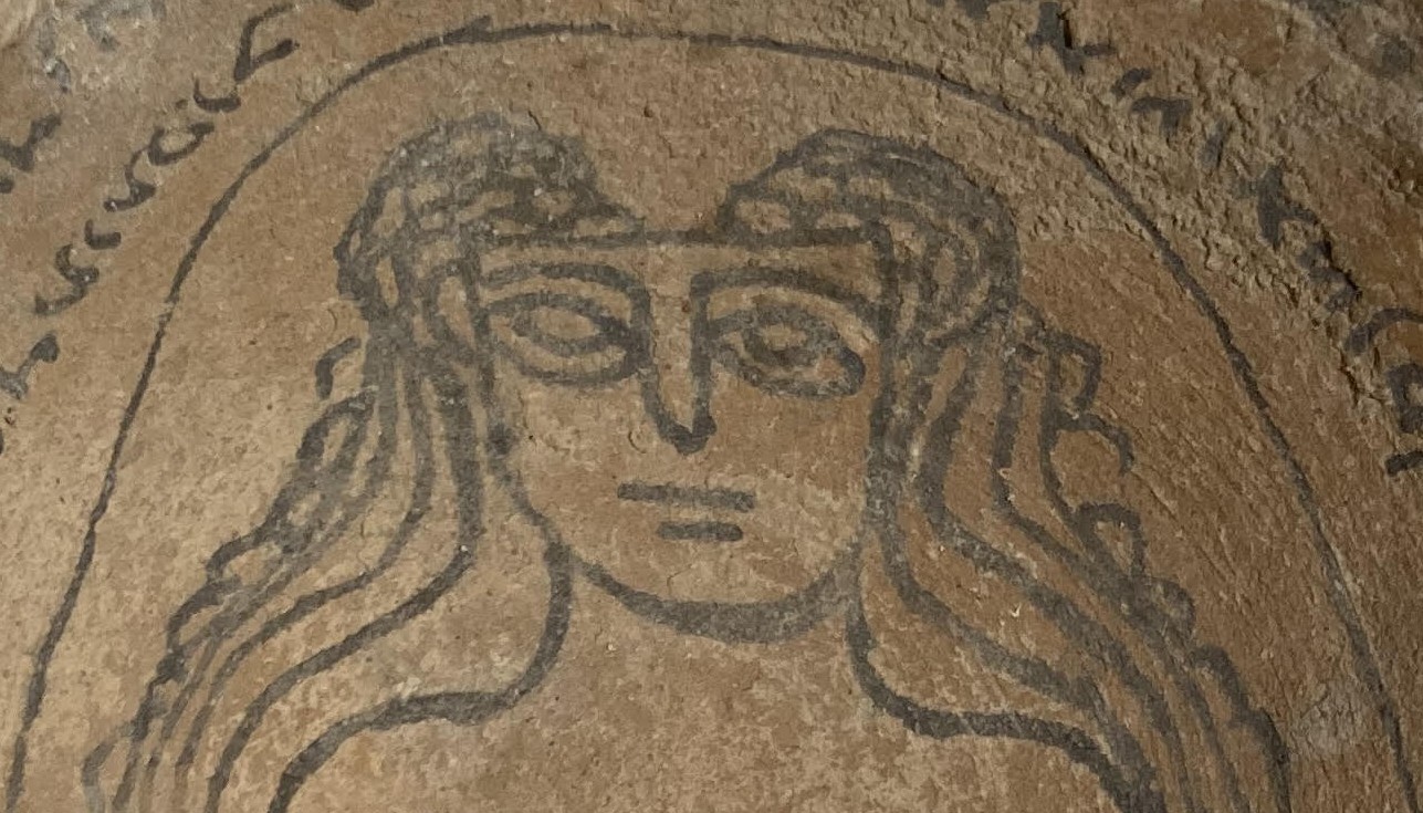 Détail de l'image d'une femme sur une coupe d'incantation babylonienne
