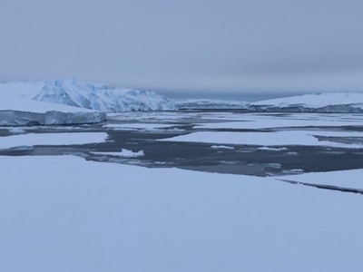 Vieux icebergs, emprisonnés sur de hauts fonds, encerclés par de la glace de mer, à proximité du glacier de Ninnis (crédit J. Etourneau).  
