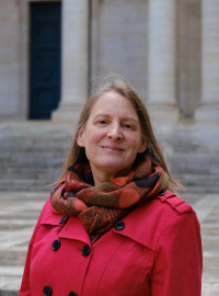 Cécile Reynaud dans la cour de la Sorbonne