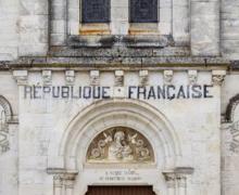 Eglise avec au fronton l'inscription : République française