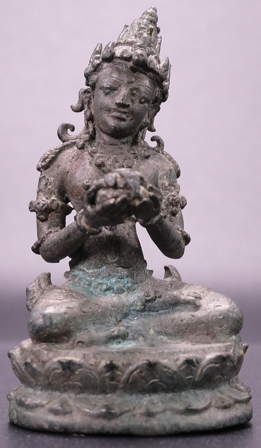 Statue en bronze de la déesse Puṣpā, mise au jour à Surocolo en 1976, restituée par le Met (Photo : BRIN-KEMENKEBUD, 2025)