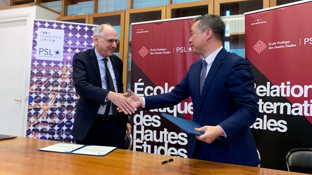 Signature d'un partenariat entre le Président Hochmann (EPHE - PSL) et le Vice- Président Kang Zhen (Université Normale de Pékin).