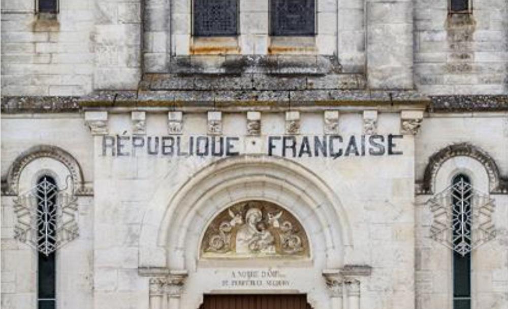 Eglise avec au fronton l'inscription : République française