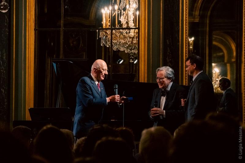 Fondation Singer Polignac. M. Zink remet une médaille à l'ILARA
