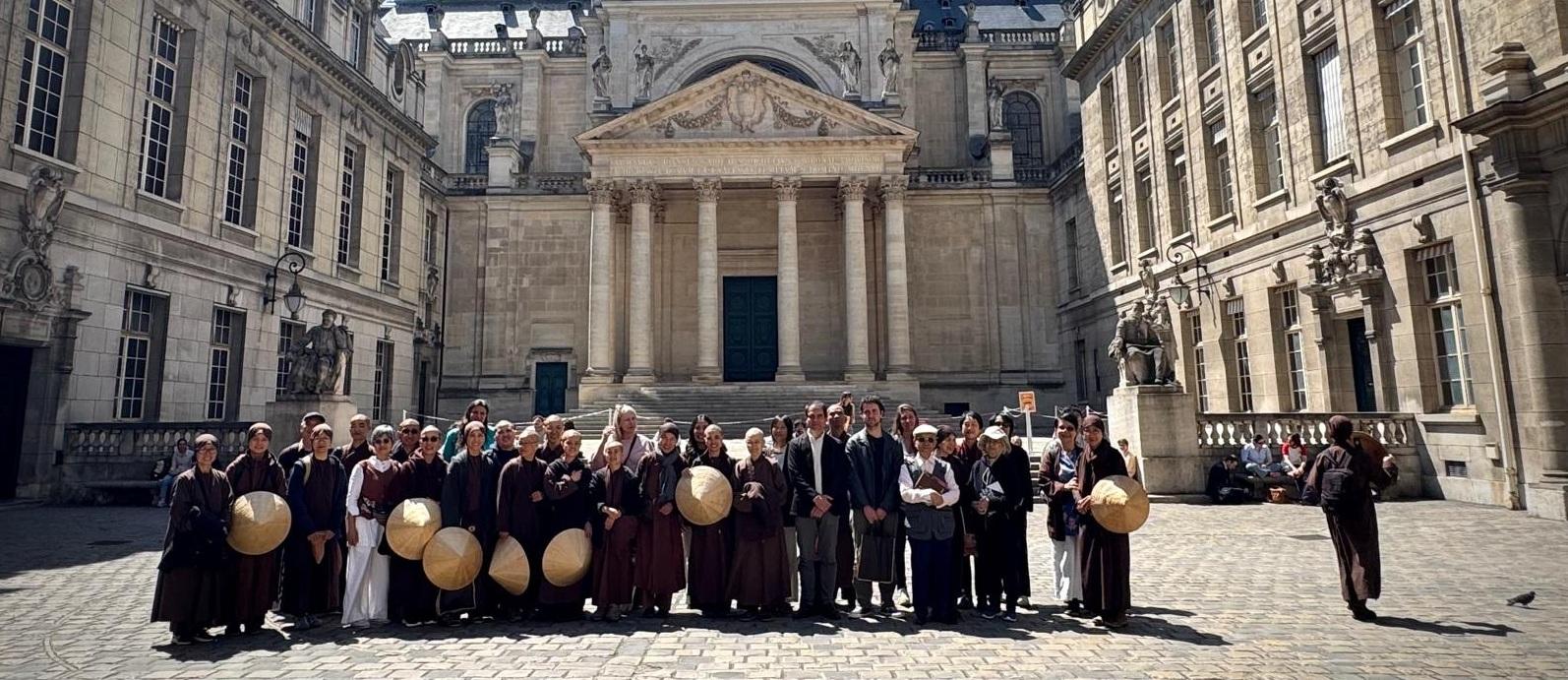 Pélerinage bouddhiste à l'EPHE en Sorbonne