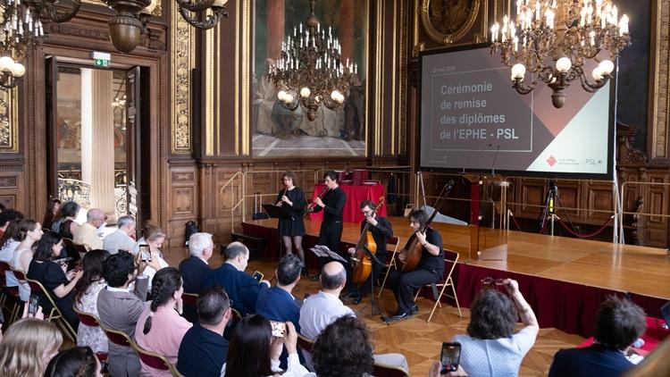 Cérémonie de remise des masters et diplômes EPHE, 29 mai 2026, Sorbonne. Le Quatuor baroque « Le Mystère » proposait enfin un accompagnement musical