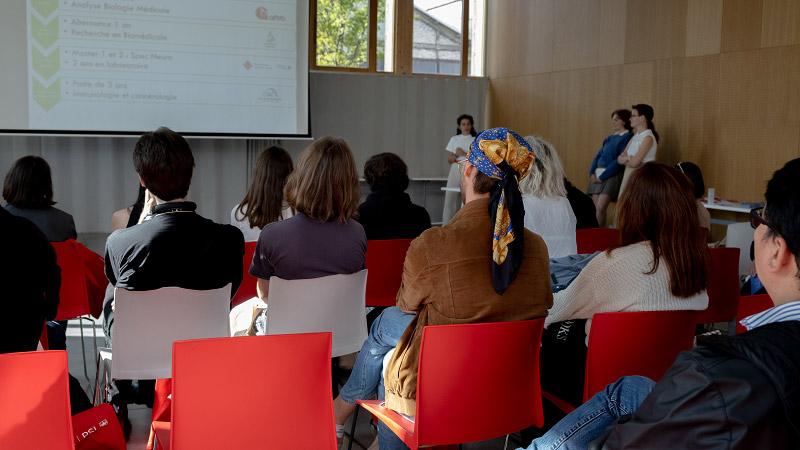 Rentrée académique EPHE-PSL 2023-2024. Campus Condorcet. Une étudiante présente ses recherches