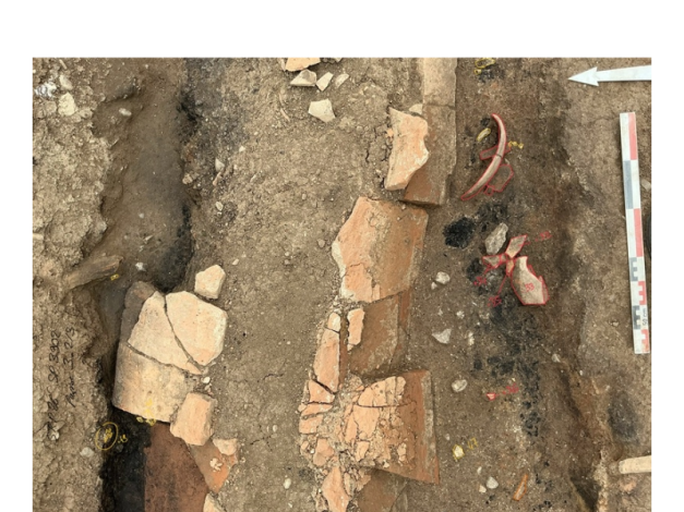 Skopje - Enregistrement du mobilier cérémoniel, brisé et déposé sur l’aire de crémation (cliché William Van Andringa)