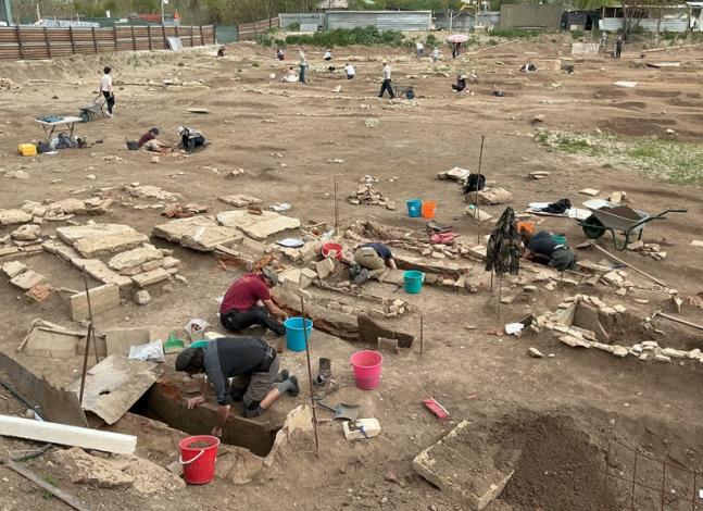Les équipes de l’EPHE-AOROC et de Skopje en train de fouiller la nécropole (cliché William Van Andringa)