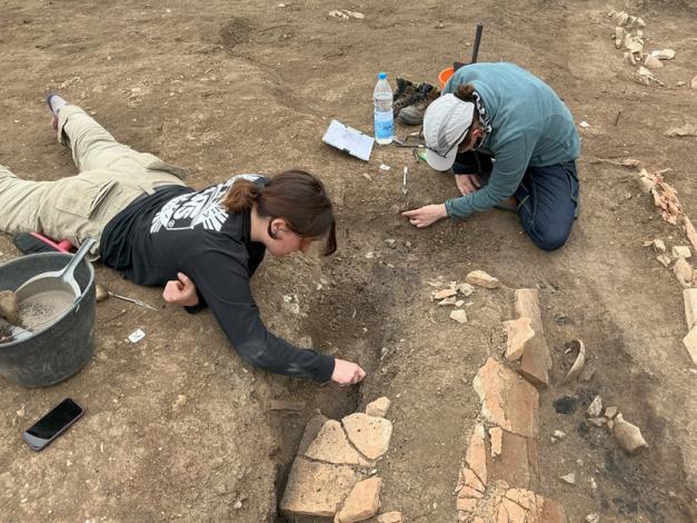 Fouille d’une tombe bûcher en cours (cliché William Van Andringa)