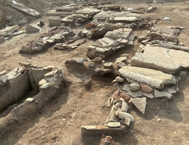 Les sépultures du Ve siècle bâties avec des remplois venant de la ville antique (cliché William Van Andringa)