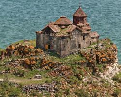 Le monastère de Hayravank (IXe-Xe siècle), au bord du lac Sevan (Arménie) © Hrair Hawk Khatcherian