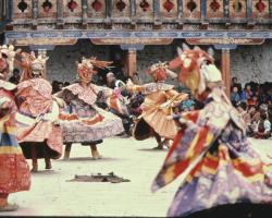 Dance sacrée au Bhoutan - collection photographique du Centre de documentation sur l’aire tibétaine (crédits : Françoise Pommaret et Yoshiro Imaeda)