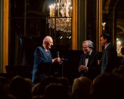 Fondation Singer Polignac. M. Zink remet une médaille à l'ILARA